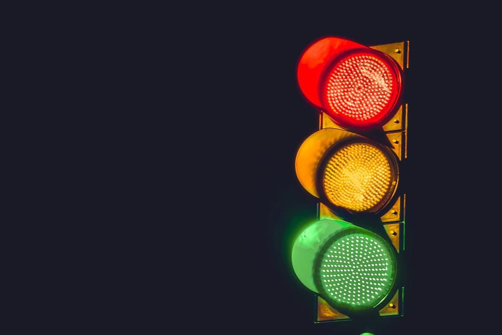 A picture of a stoplight.