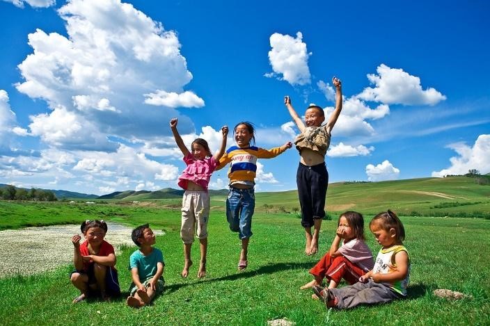 kids outside in the grass