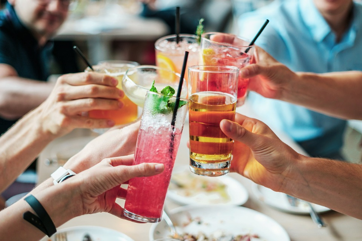 6 drink glasses close together