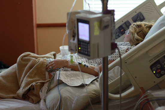 pregnant woman in hospital bed