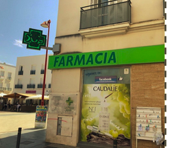 picture of the front of a pharmacy in Spain