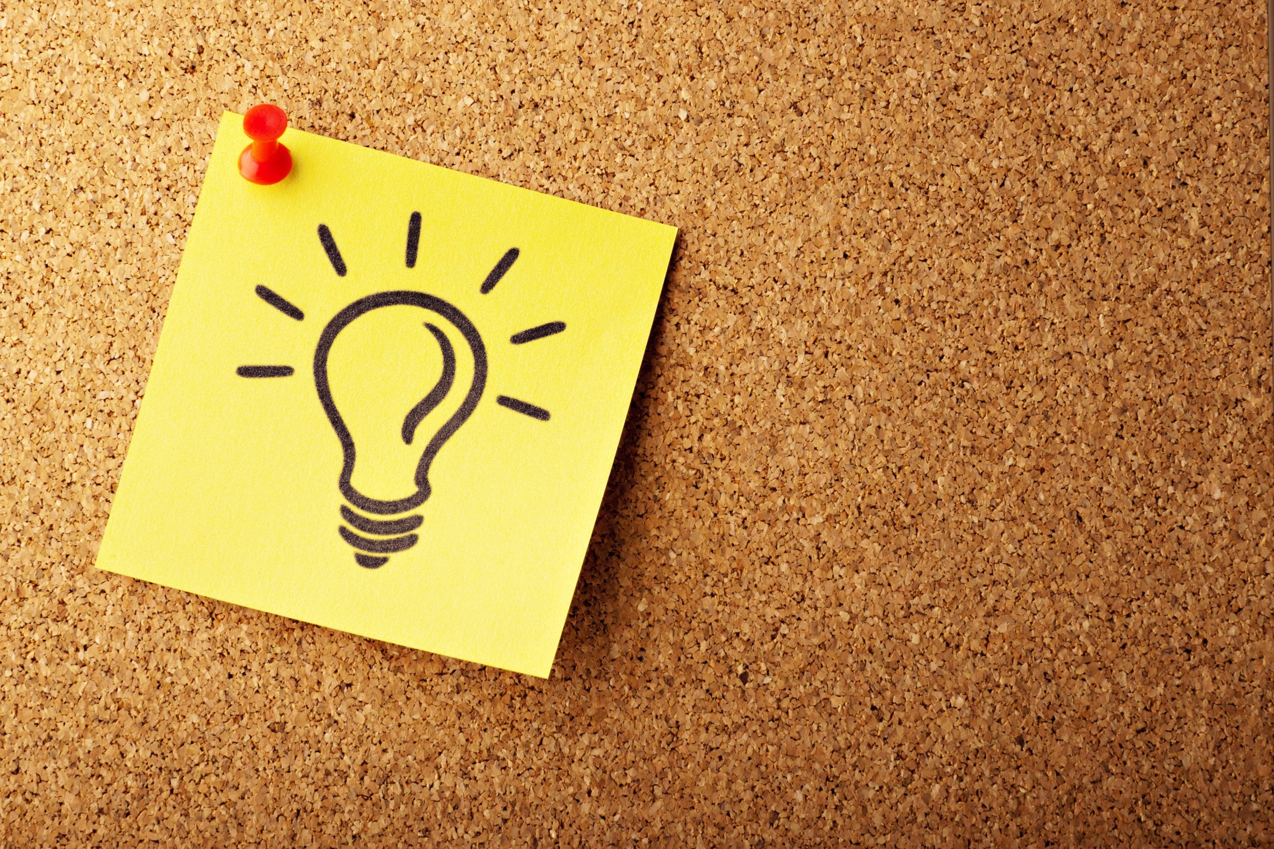 A sticky note with a drawing of a lightbulb on it.