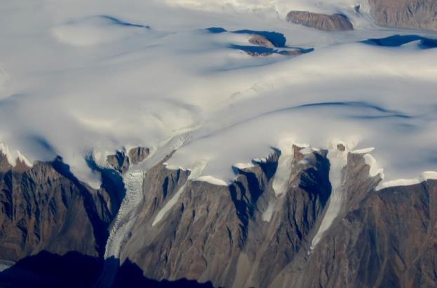 Figure 16.7 Part of the continental ice sheet in Greenland, with some outflow alpine glaciers in the foreground. [SE]