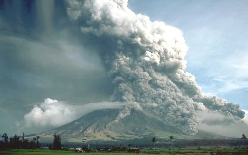 Photograpy of the plinian eruption of Mt. Mayon, Philippines. in 1984.