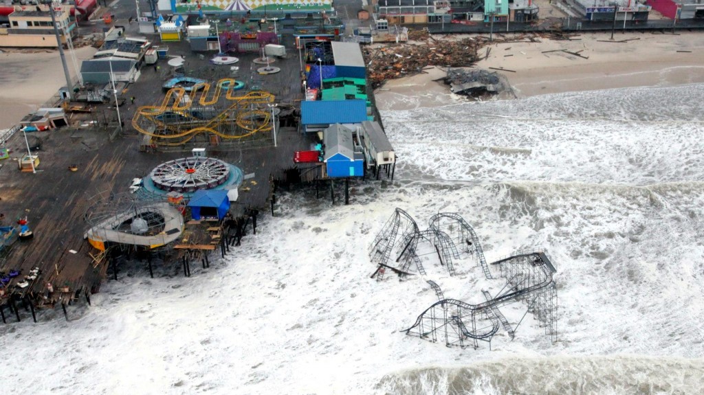 Figure 19.14 Damage to the Casino Pier, Seaside Heights, New Jersey, from Hurricane Sandy, November 2012 [https://upload.wikimedia.org/wikipedia/commons/c/cb/Hurricane_Sandy_New_Jersey_Pier.jpg]