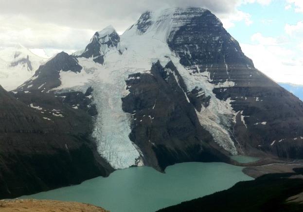 Figure 16.18 Mt. Robson, the tallest peak in the Canadian Rockies, Berg Glacier (centre), and Berg Lake. Although there were no icebergs visible when this photo was taken, the Berg Glacier loses mass by shedding icebergs into Berg Lake. [SE]