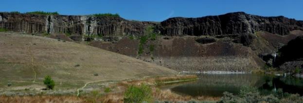 Figure 16.28 Potholes Coulee near Wenatchee, Washington, one of many basins that received Lake Missoula floodwaters during the late Pleistocene. Here the water flowed from right to left, over the cliff and into this basin. [SE]