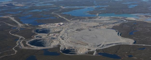 Figure 4.22 Ekati diamond mine, Northwest Territories, part of the Lac de Gras kimberlite field [http://upload.wikimedia.org/wikipedia/commons/8/88/Ekati_mine_640px.jpg]